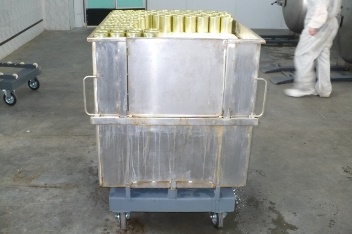 Tin cans in an autoclave AH-1200 container