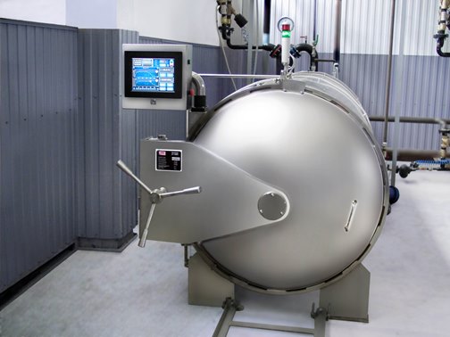 Horizontal autoclave door is closed by a bayonet lock with a turn of a steering wheel